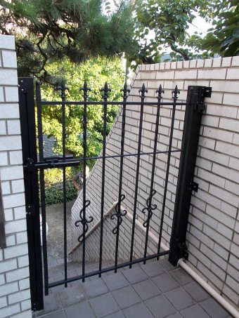 強風で壊れてしまった木製門扉のお取替え 強風で壊れてしまった木製門扉のお取替え